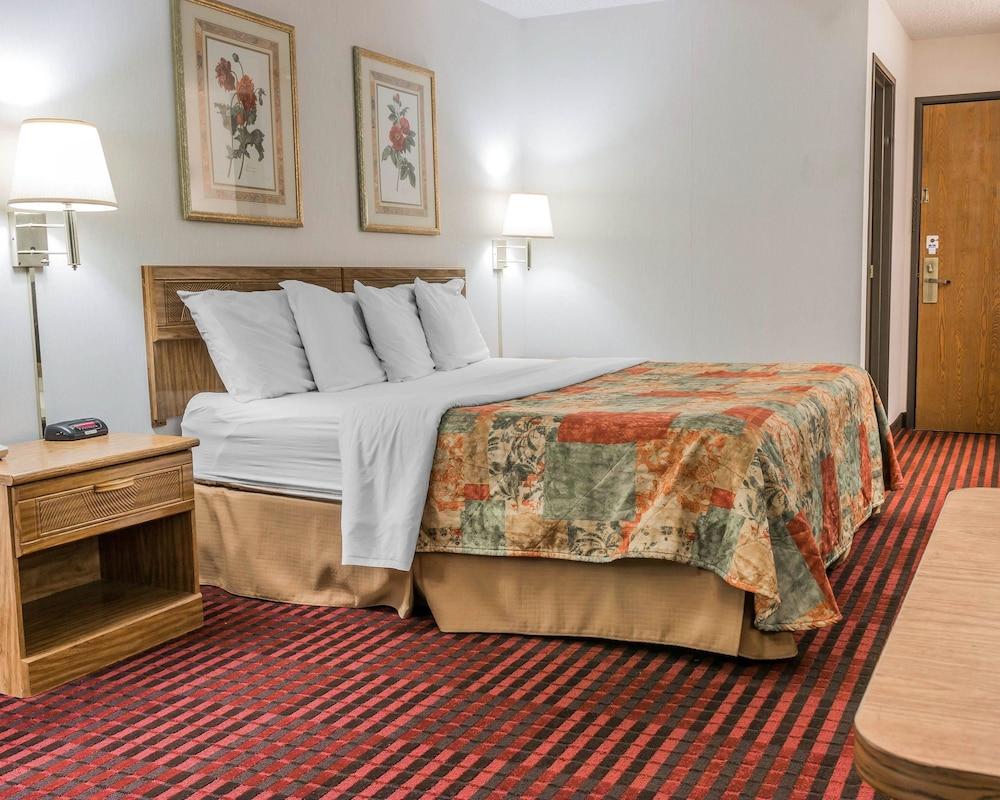 Rodeway Inn Coopersville Екстериор снимка