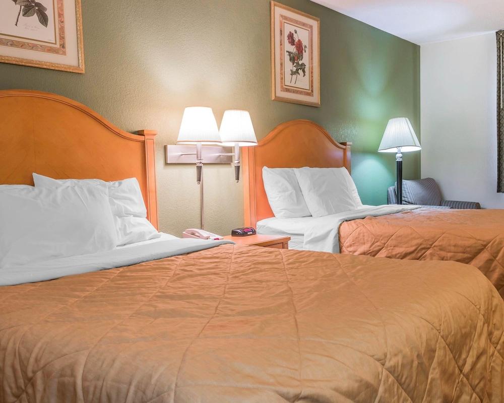 Rodeway Inn Coopersville Екстериор снимка