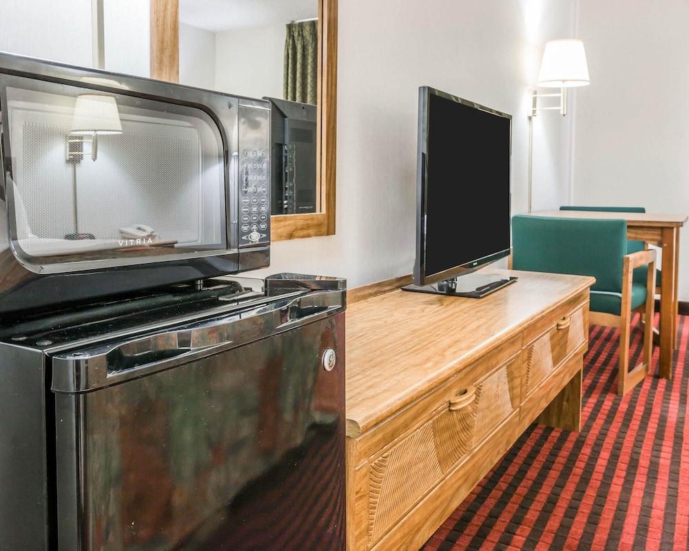 Rodeway Inn Coopersville Екстериор снимка