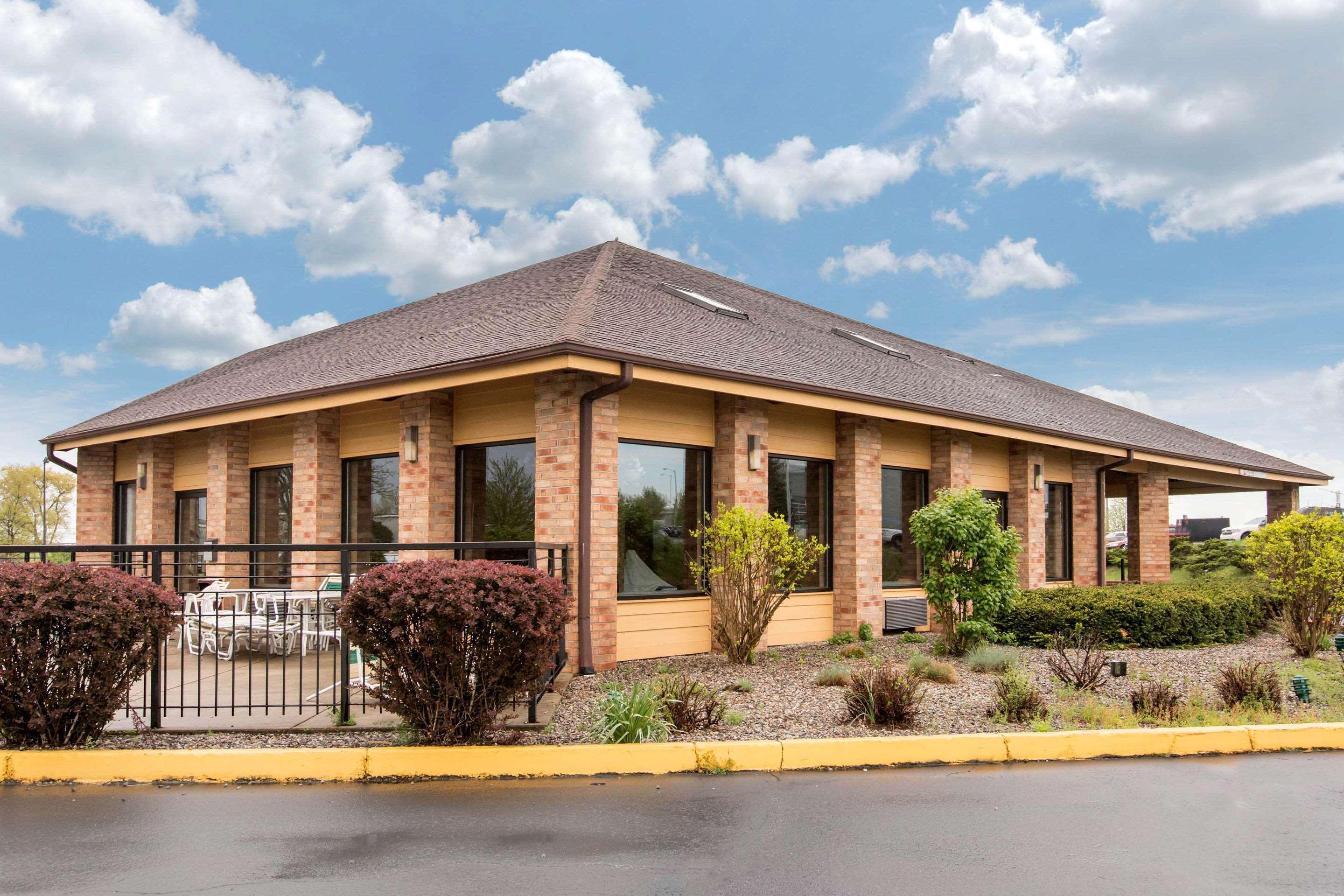 Rodeway Inn Coopersville Екстериор снимка