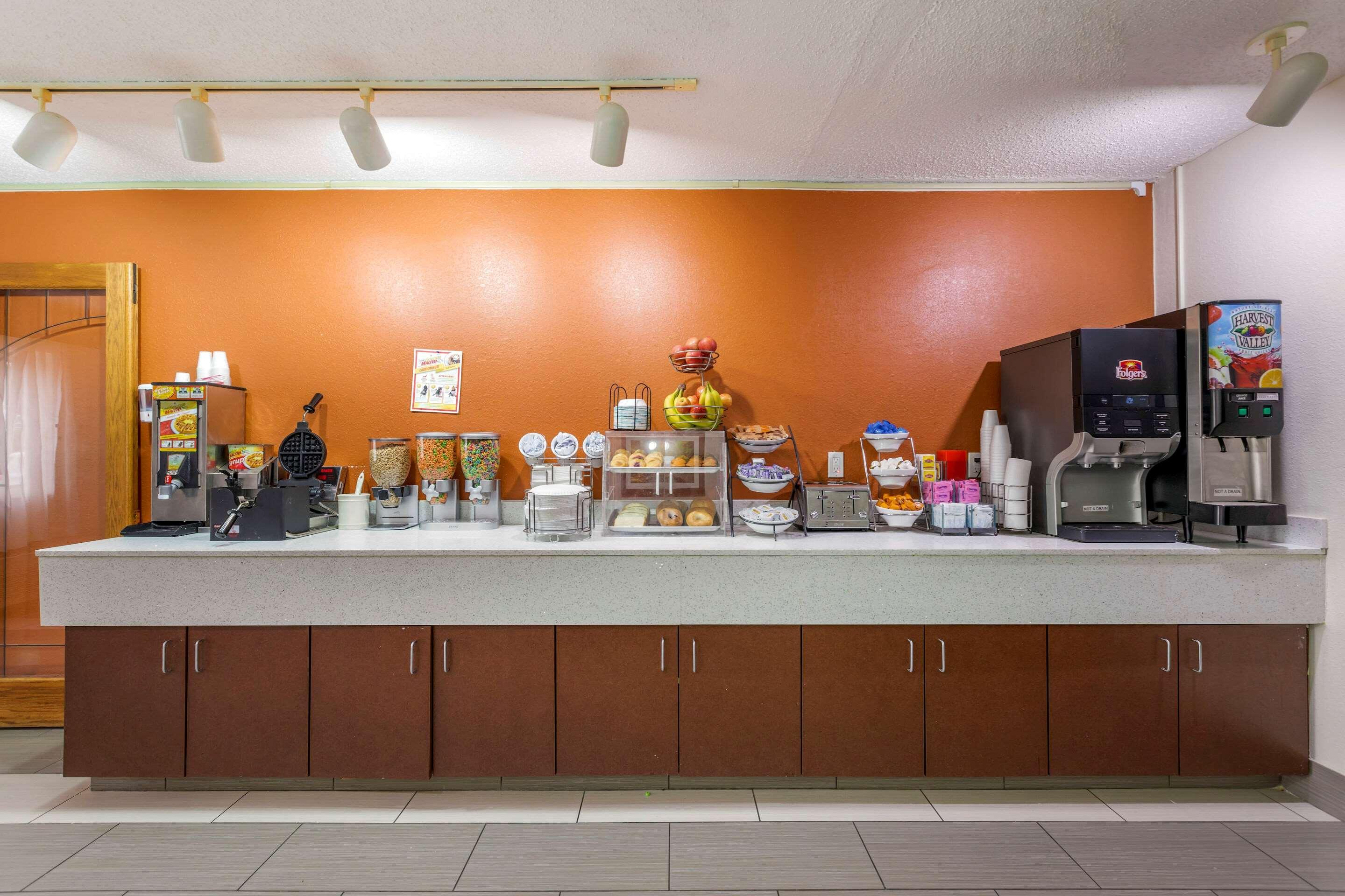 Rodeway Inn Coopersville Екстериор снимка