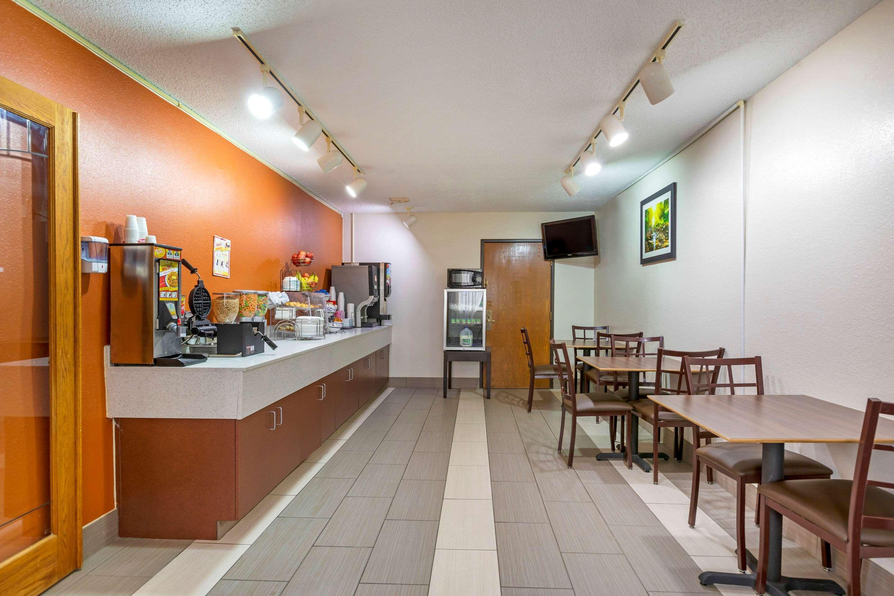 Rodeway Inn Coopersville Екстериор снимка