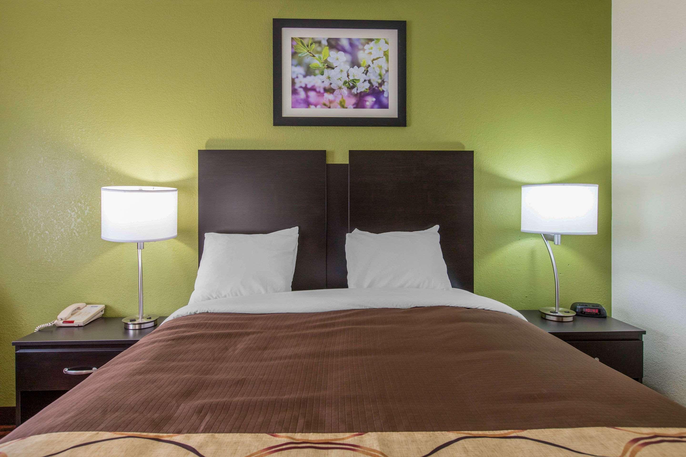 Rodeway Inn Coopersville Екстериор снимка