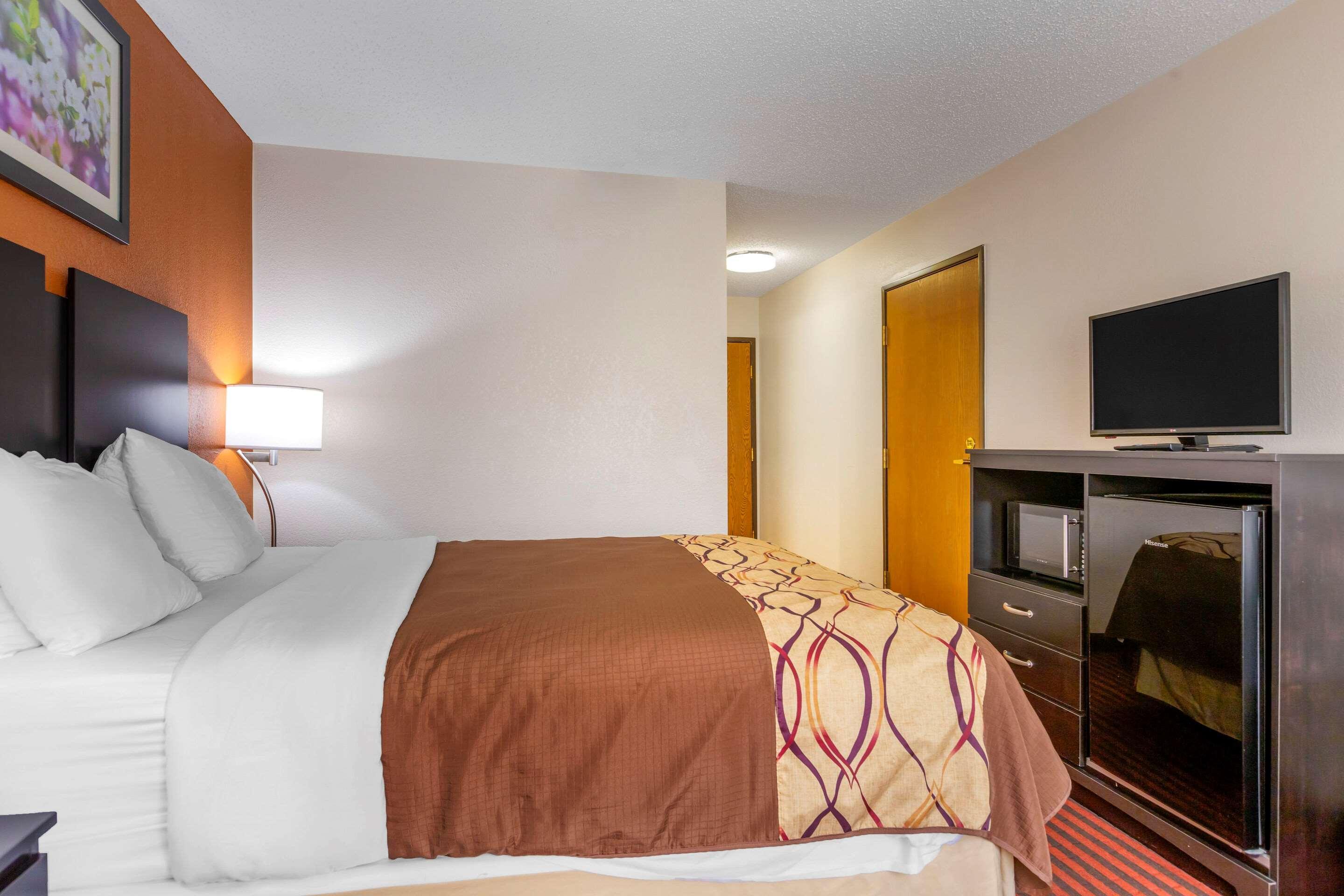 Rodeway Inn Coopersville Екстериор снимка