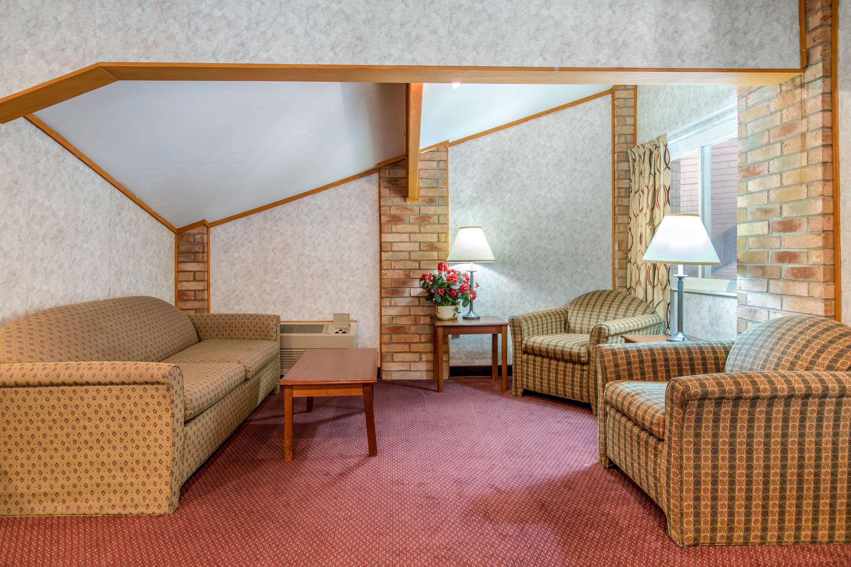 Rodeway Inn Coopersville Екстериор снимка