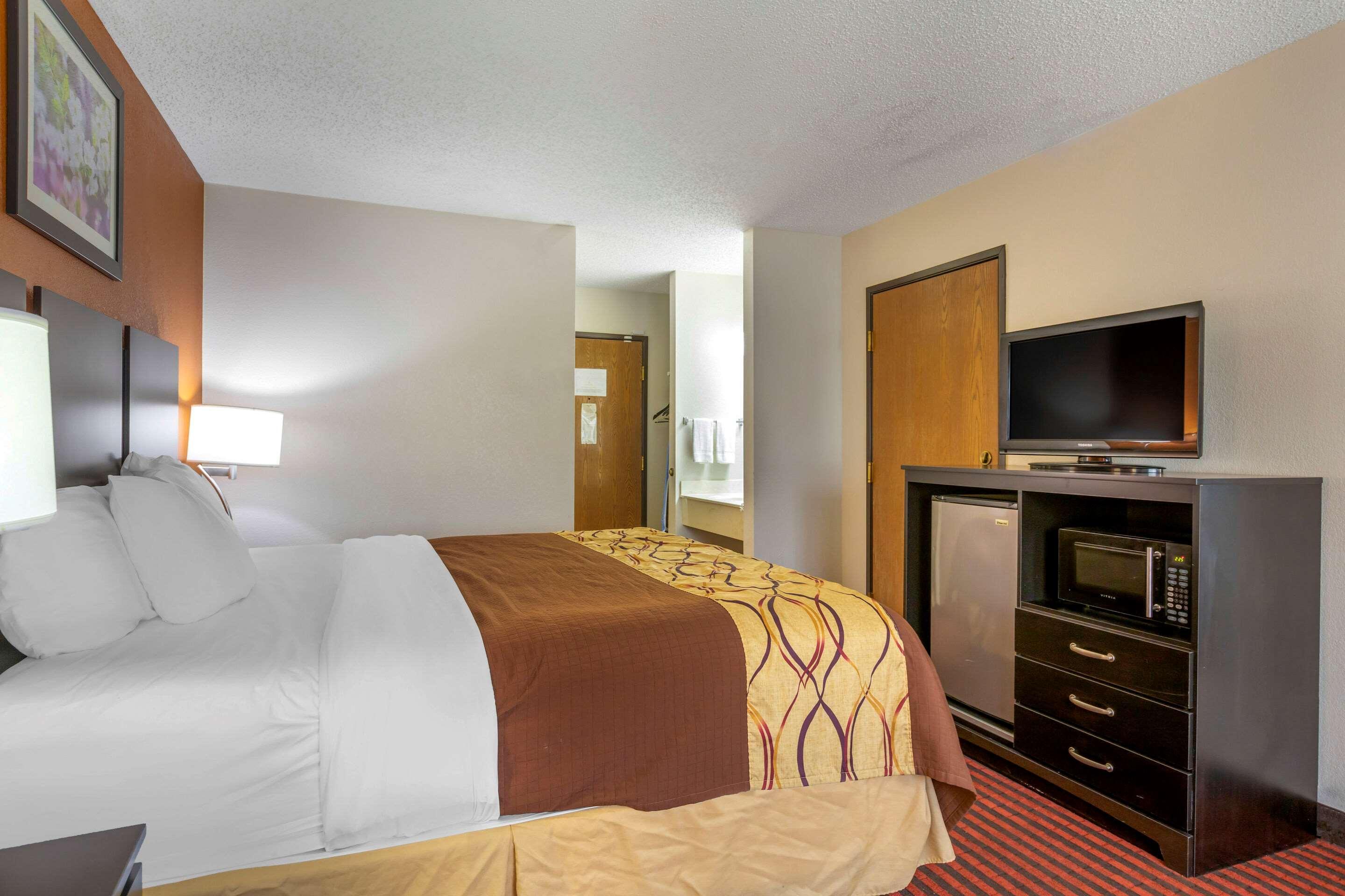 Rodeway Inn Coopersville Екстериор снимка