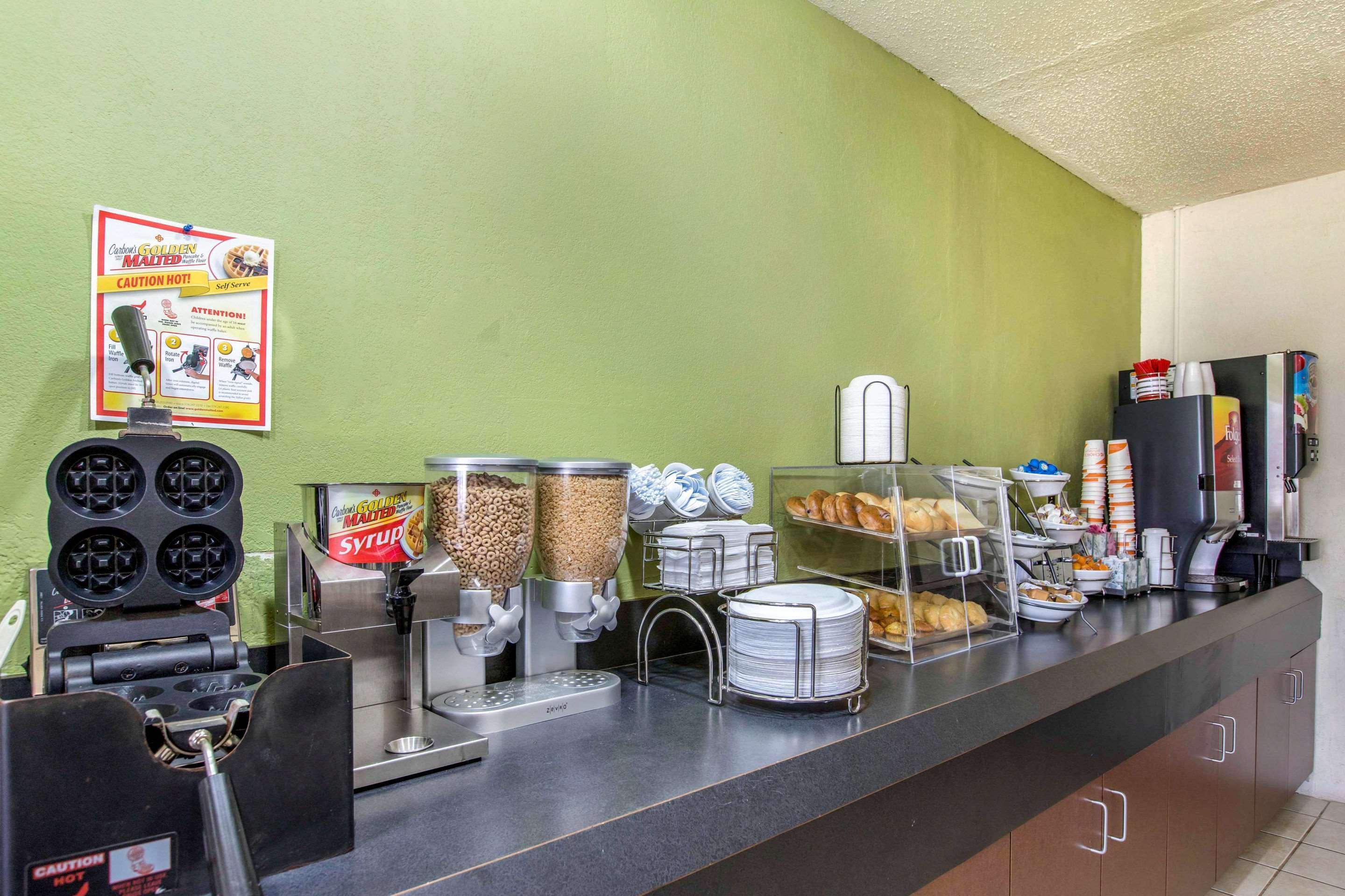 Rodeway Inn Coopersville Екстериор снимка