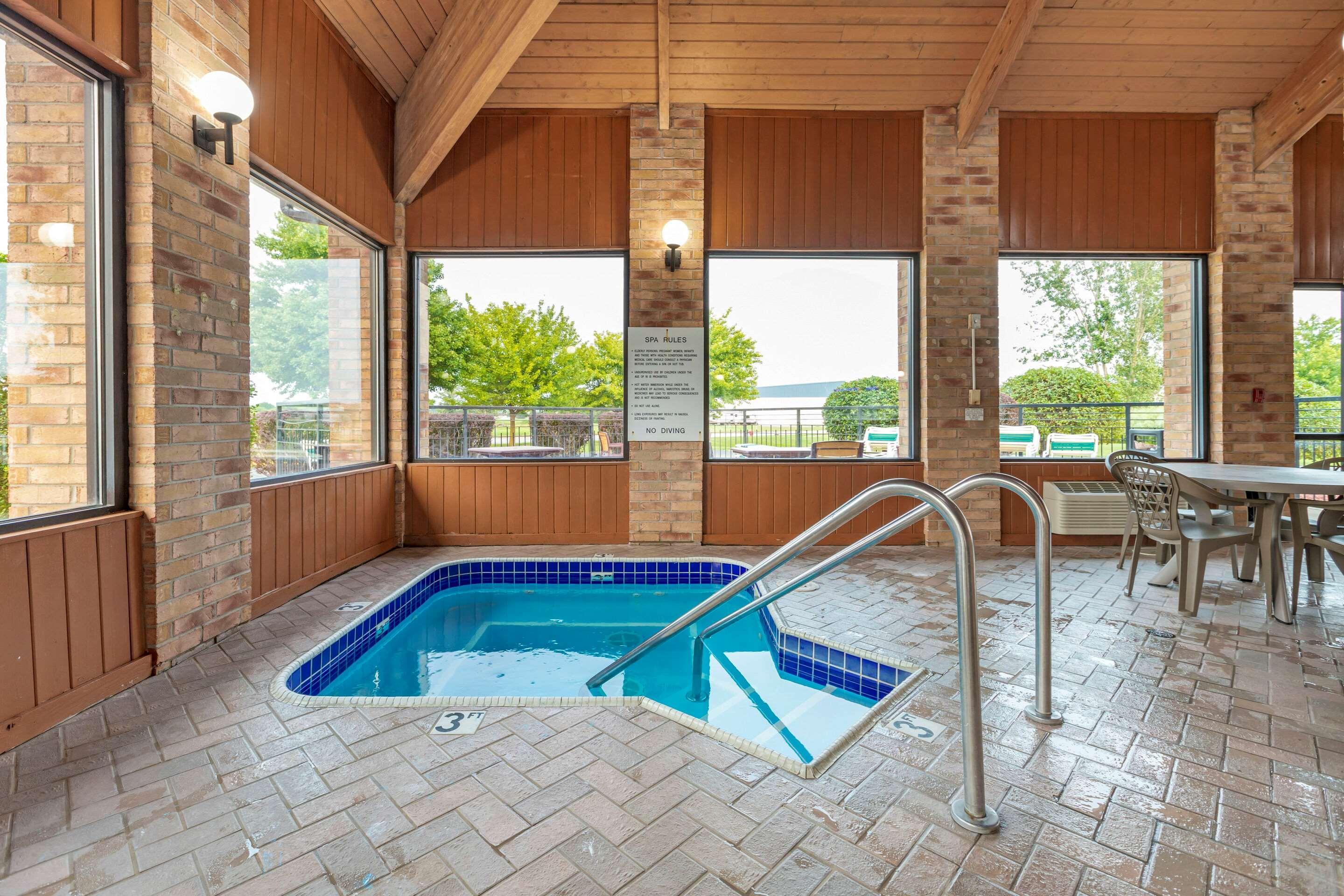 Rodeway Inn Coopersville Екстериор снимка