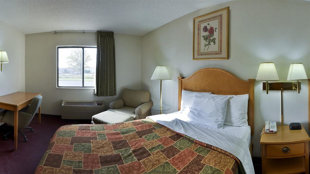 Rodeway Inn Coopersville Екстериор снимка